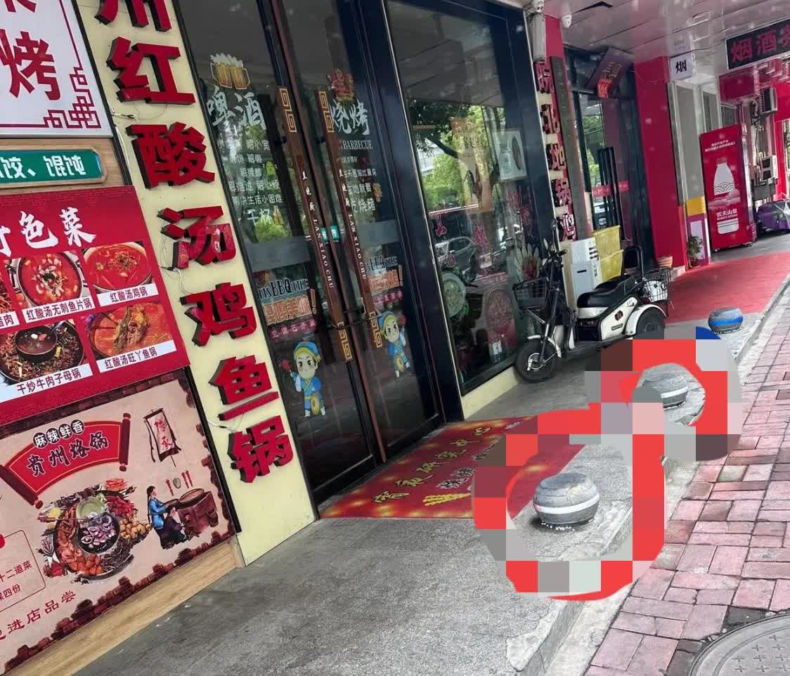 这样的饭店再好吃我都不会去！！

安徽一饭店，为了驱赶小猫小狗，竟在门口石墩
