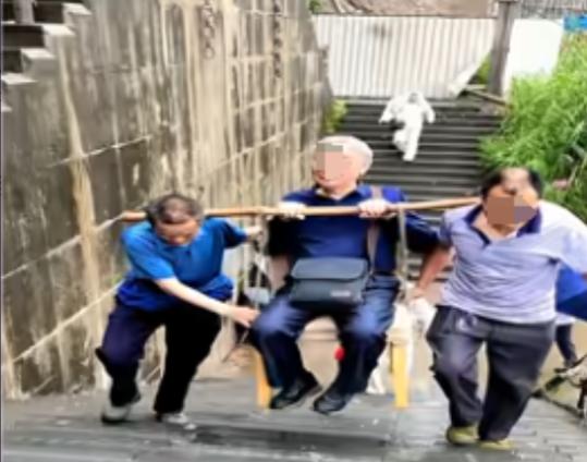 清晨的山城，雾气缭绕，一艘旅游船缓缓靠岸。



苏女士带着年迈的父母来到重庆旅