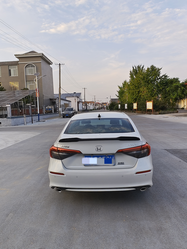 4儿子送的原厂雷达
后悔装雷达了呀，虽然不是蘑菇头，但也要打孔，有点心疼的，还影