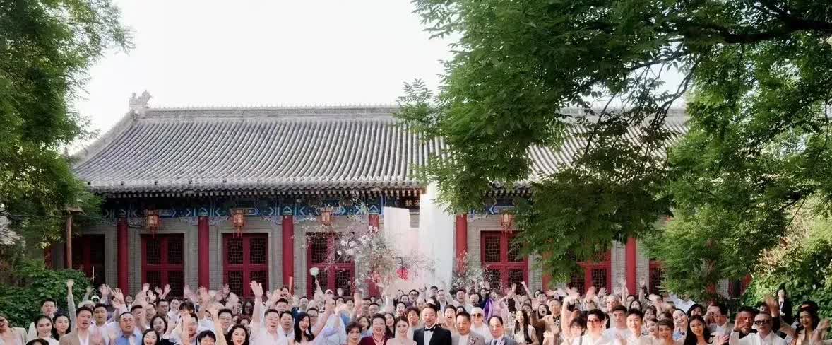 有一个博主说，大S尸骨未寒（5月9日，是她百日祭），汪小菲就忙着再婚，不厚道。
