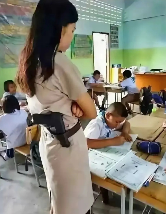 女老师威武，就问学生上课怕不怕