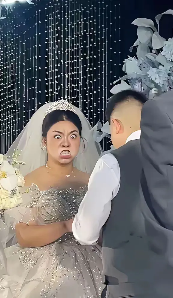 太尴尬了吧？
浙江一对新人举行婚礼，没想到新娘这身灰色婚纱引发了不小的争议！当时
