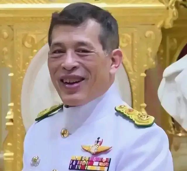 可别被误导了，泰国国王那财富雄厚得超乎想象！说人家游手好闲没收入，简直是天方夜谭