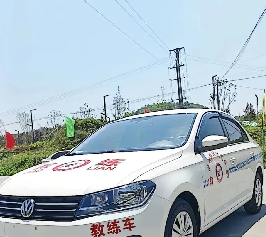 考驾照的人真多啊！
我预约时只35人，过一天69人了，再过两天又涨到106人了