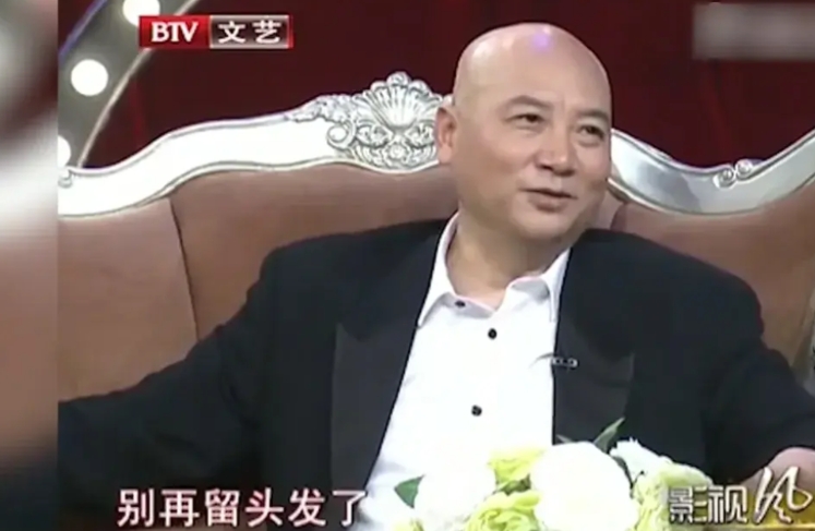 演员迟重瑞说：“我年轻的时候，那是满头的黑发，在拍《西游记》时就剃掉了，拍完以后