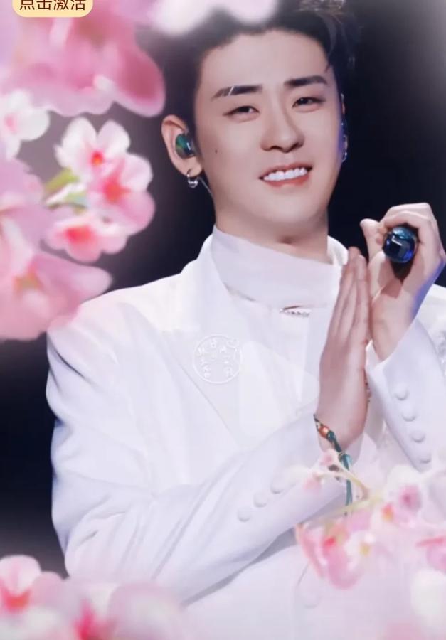 2024年4月，湖北东湖樱园迎来了一年一度的樱花盛放季。粉白花瓣如云霞漫卷枝头，