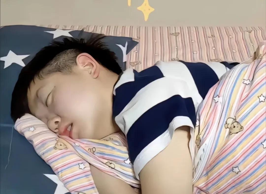 夜深了 莎莎都睡觉了，我们也休息吧，明天见，晚安朋友们，没睡觉的洗洗睡吧（