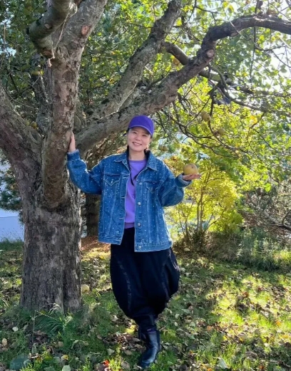 当众人都在羡慕胡静嫁入豪门的好福气时，我却将目光投向了龚琳娜那别样精彩的单身生活