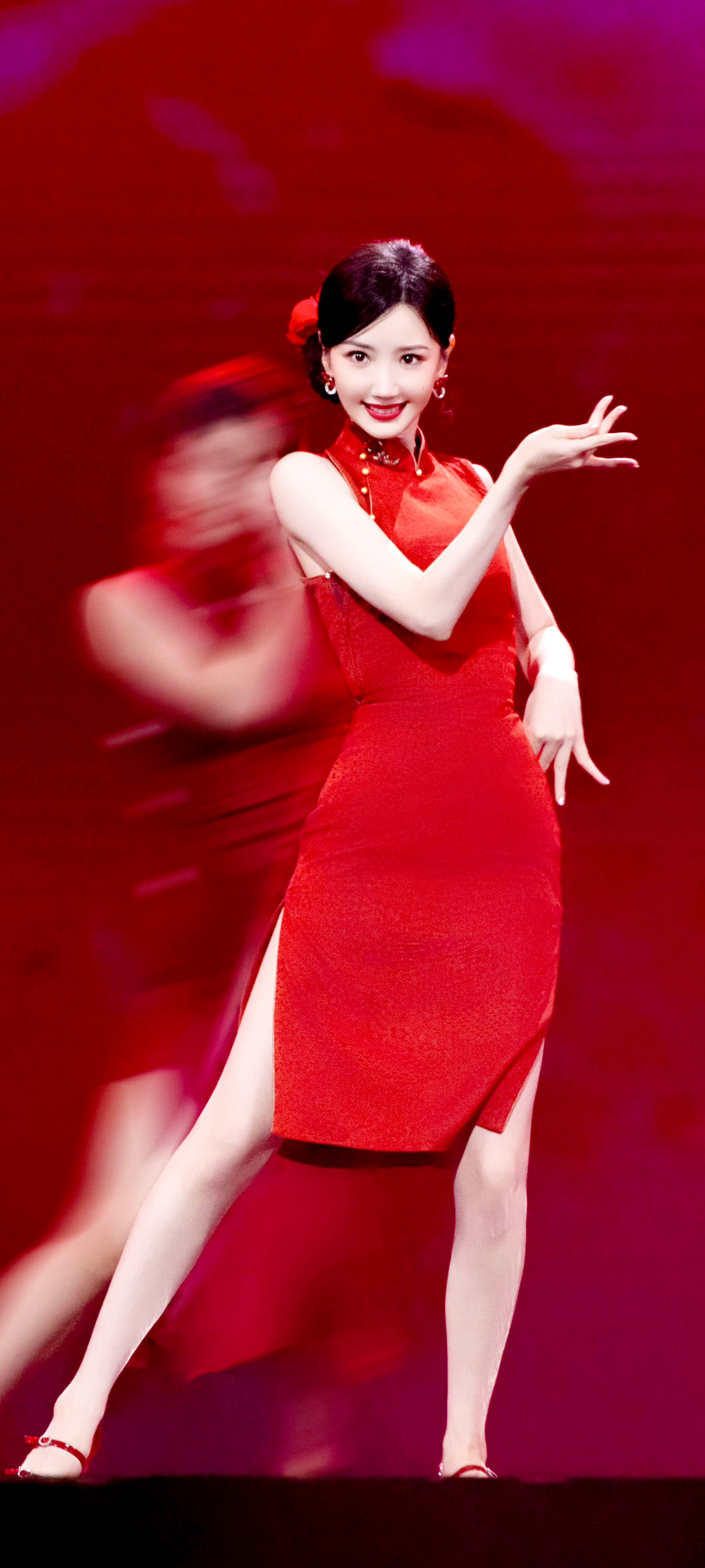 毛晓彤光脚不在意！临风起舞像不用SFX都能飘起来了🛩️