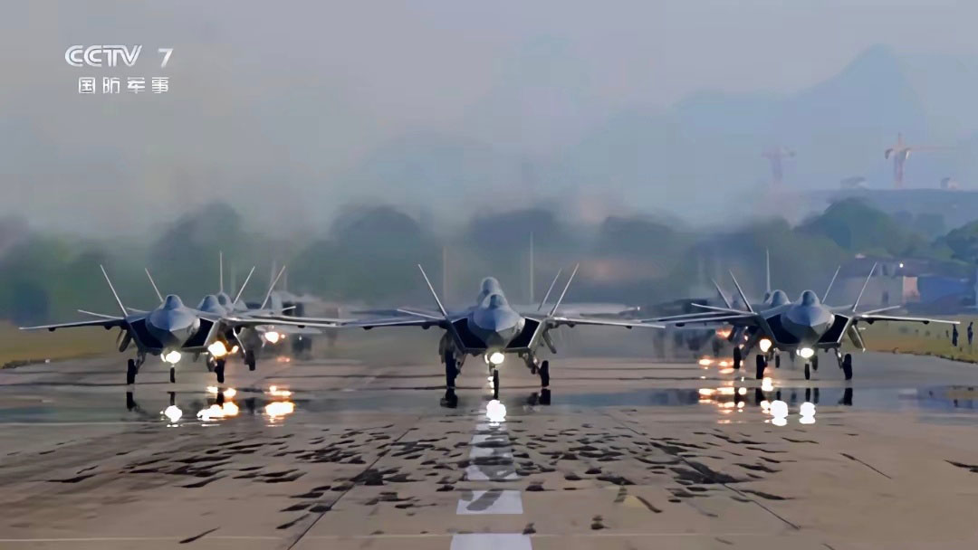什么叫大国空军，就这架势随便都能拉出10多架五代机，让美国来也凑不齐几架F-22
