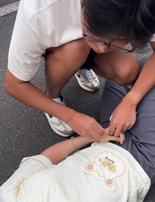 “中医后继有人了！”高三女孩在高考前一天考场踩点时，突发昏厥休克！从电动车摔下来