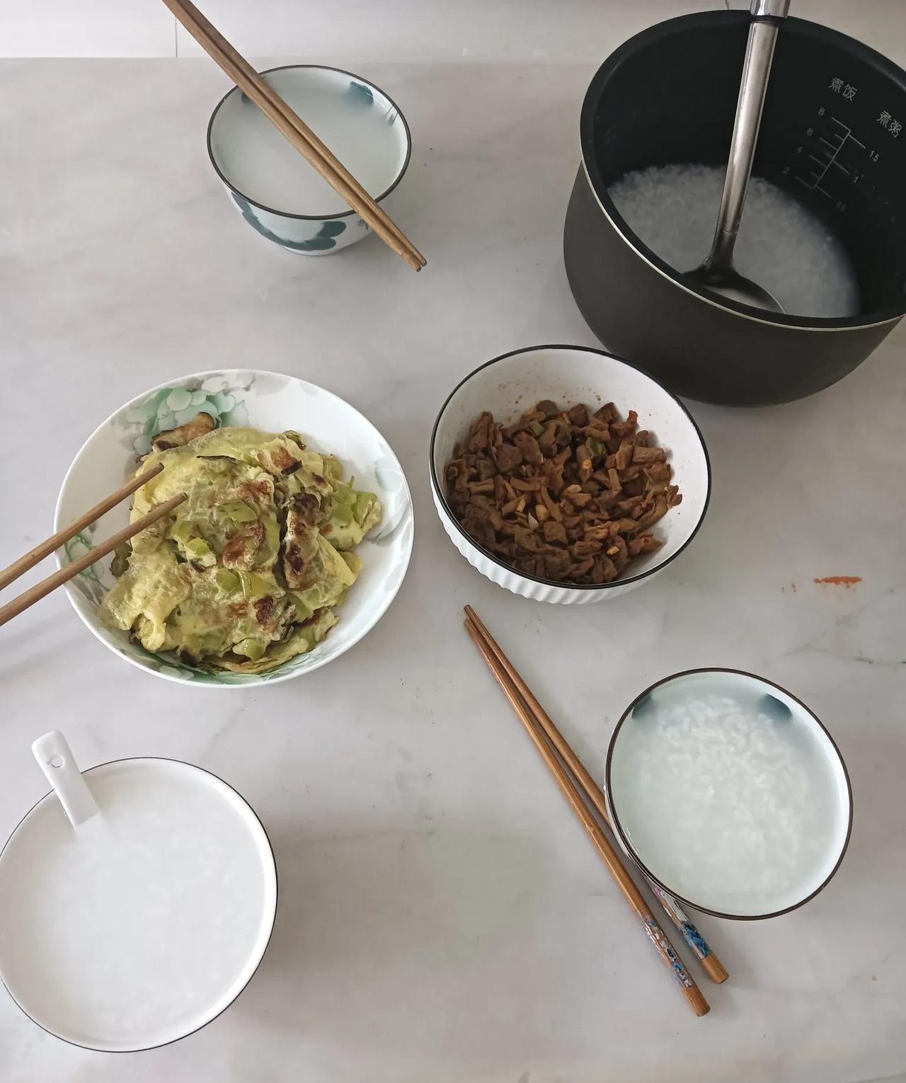 到现在孩子爸都没有起床，我还以为他睡过了，怕他耽误干活就喊了他几遍，他烦的要命，