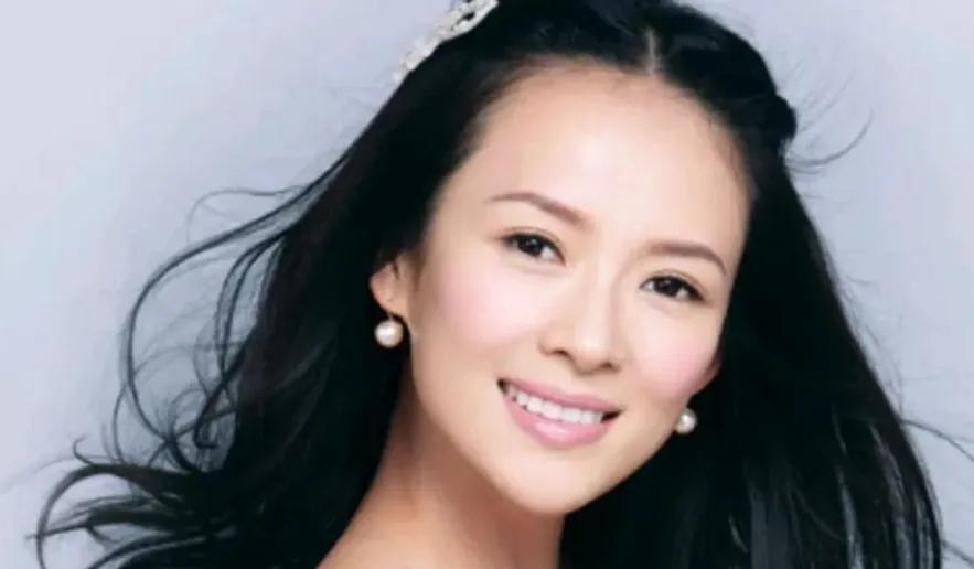 章子怡：27年光影路荆棘多过玫瑰
从《我的父亲母亲》的纯真少女，到《卧虎藏龙》的