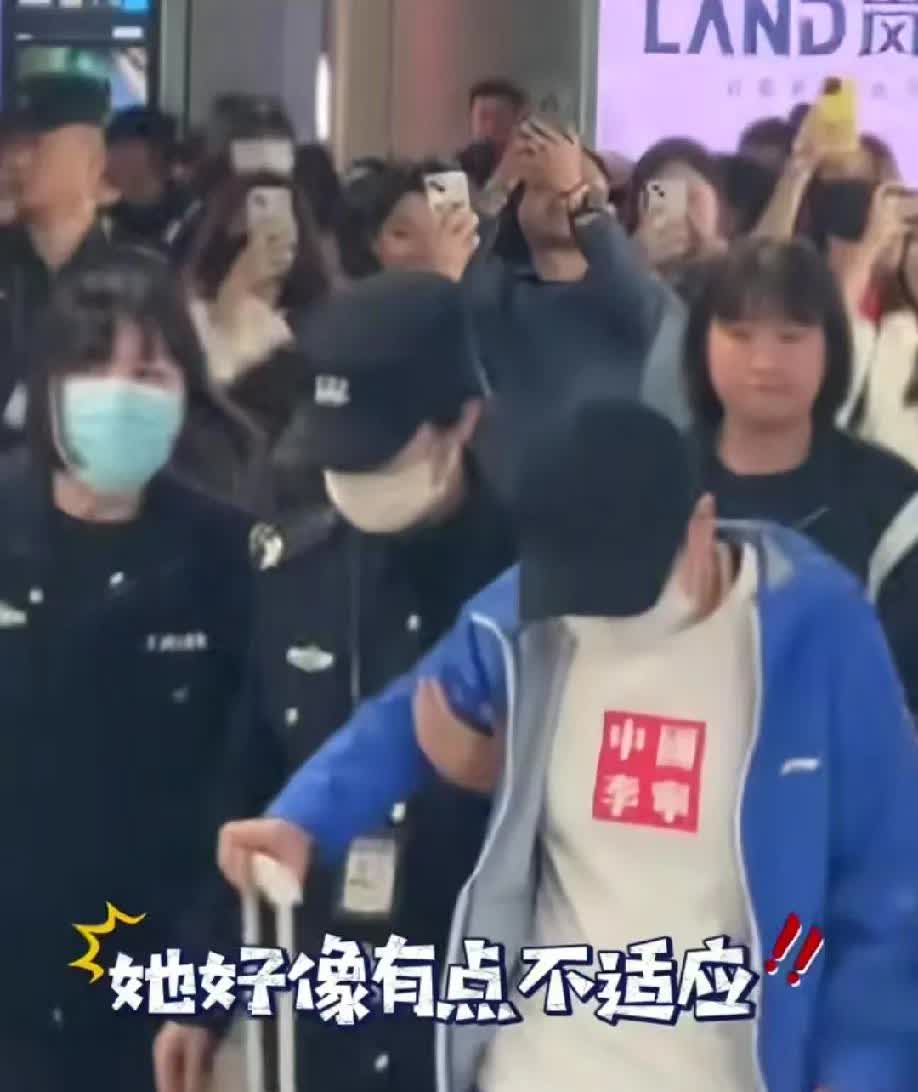 看莎莎和大头被一大堆人围着拍，莎莎还无奈的低下了头，这就是太火太红的无奈吧。
