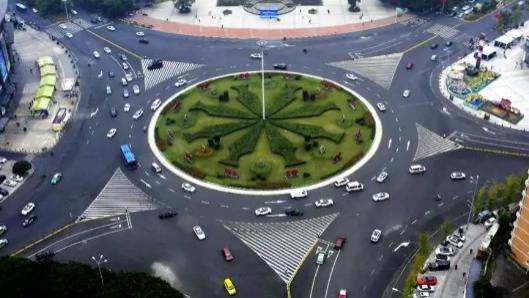 为什么有的路口非要用环岛？直接装红绿灯不香吗？