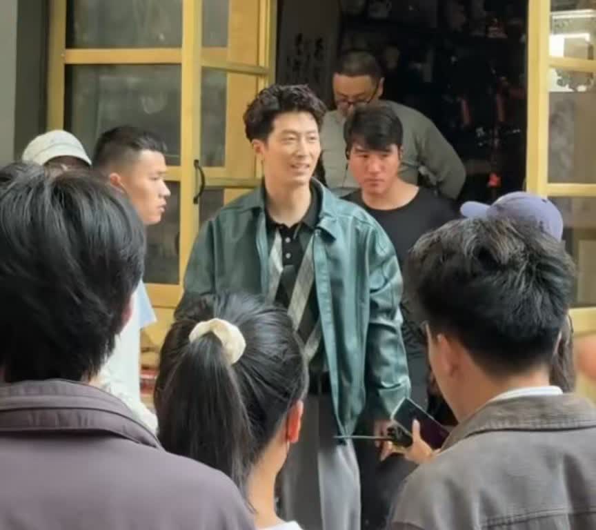 36岁窦骁陕西拍戏，182cm的身高在人群中很醒目，只是结婚2年资源明显下滑……