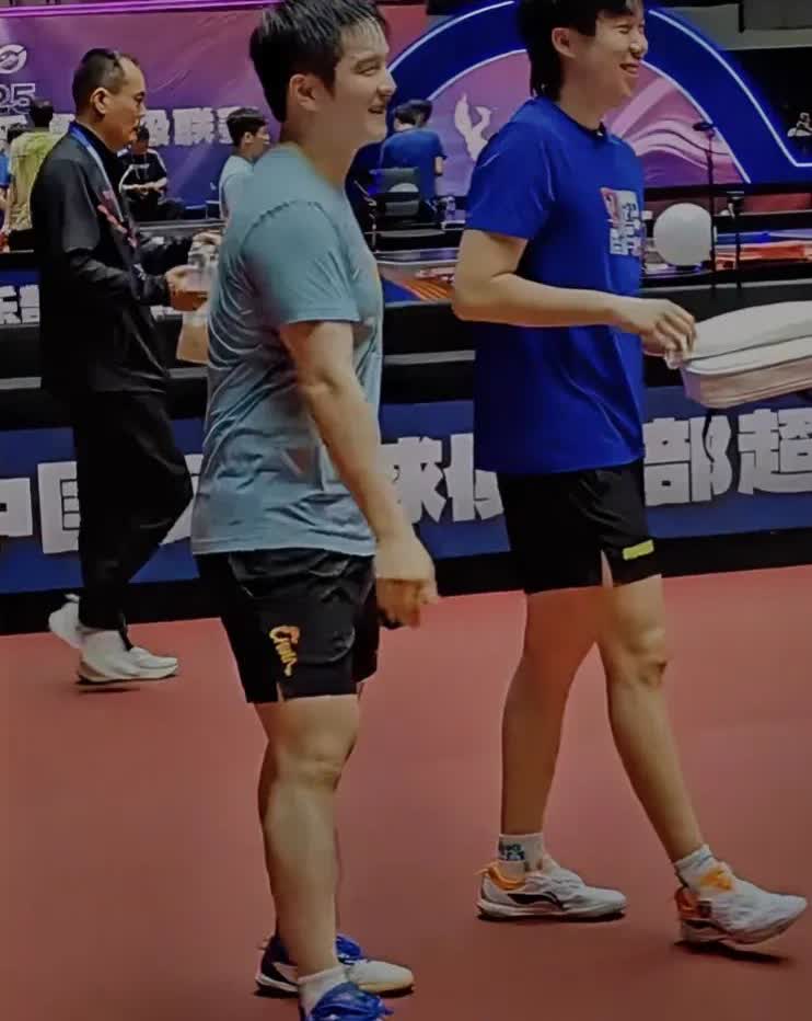 好朋友们见面格外的开心，
大头特意过去打招呼，
原本在听许昕跟周启豪聊天的小