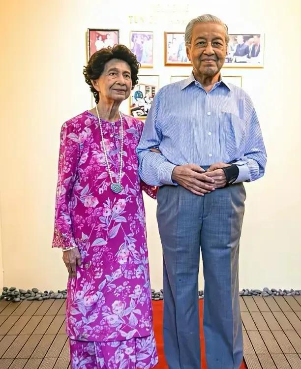 这是今年100岁的马来西亚资深政治家、前总理马哈蒂尔和他的夫人。
       