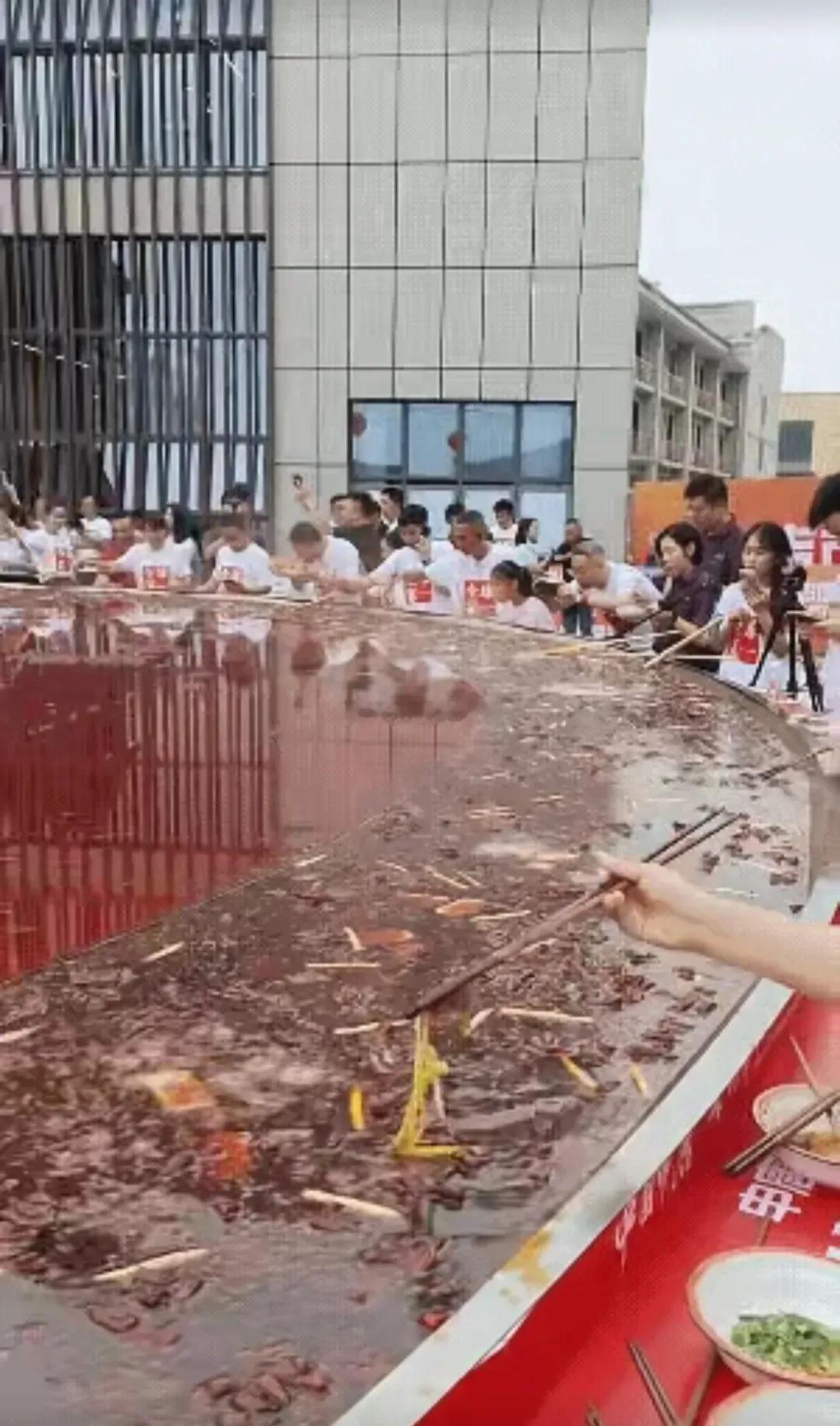 这样吃火锅，真的卫生吗？感觉都是别人的口水呢！