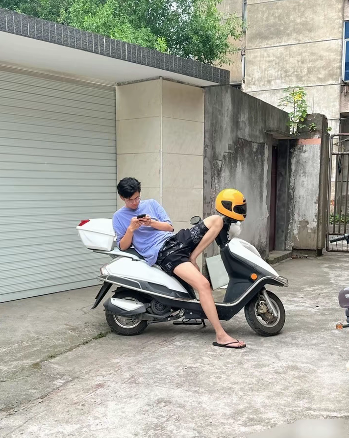 单身久了硬是看成了在展示雄风[捂脸哭]