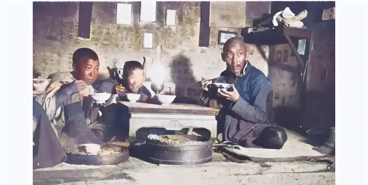 这张照片展现出了解放前一户小地主家吃饭时的情景，并非演戏，也不是演员，按现在的生
