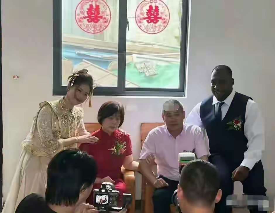这大喜的日子，丈母娘看上去好像有点不高兴嘛