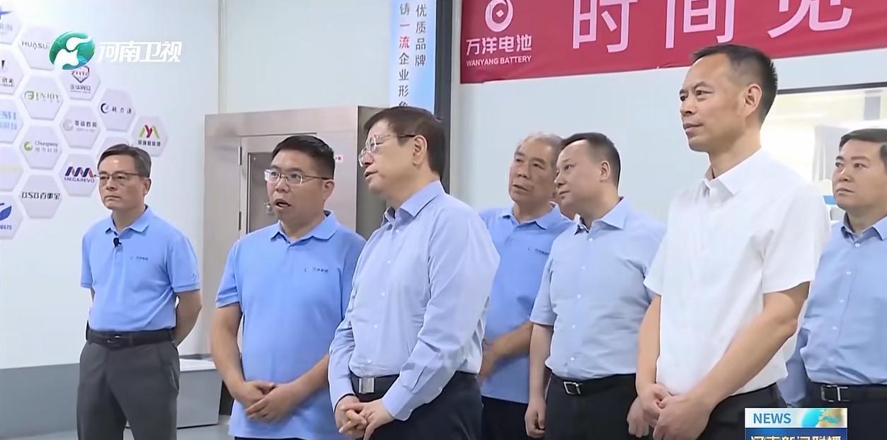 6月17日，河南省领导到济源示范区调研。图为在华申电源有限公司调研。