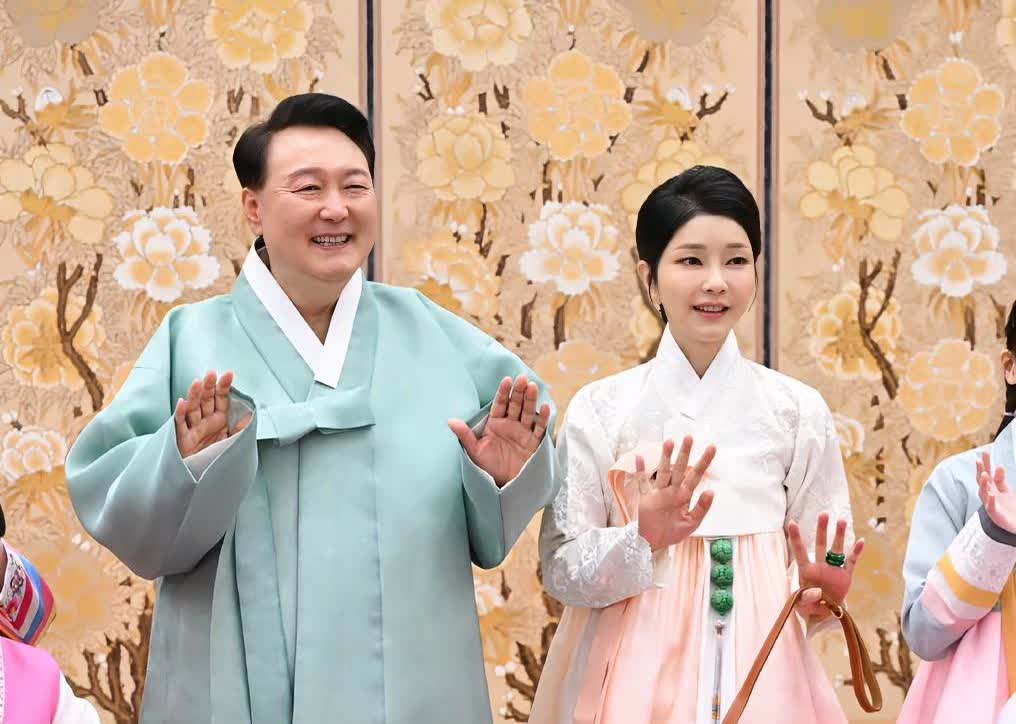 七夕节当天韩国前第一夫人金建希收“大礼包”！8月29日，韩国前总统尹锡悦妻子金建