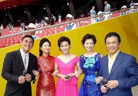 仔细看，还是细眉飞扬、秀韵多姿的杨澜高雅贵气！妥妥的c位。左二是丰容盛鬈的周瑛琦