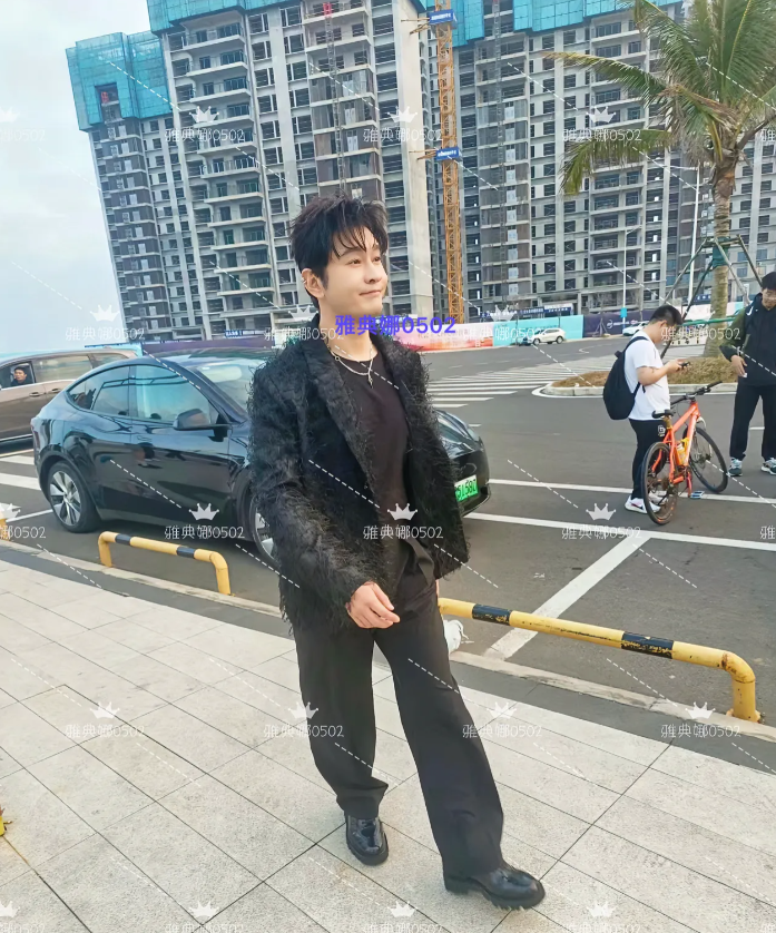 海口偶遇黄晓明，怪不得经常有人质疑他的身高，本人确实个子不高，目测没有1米79，