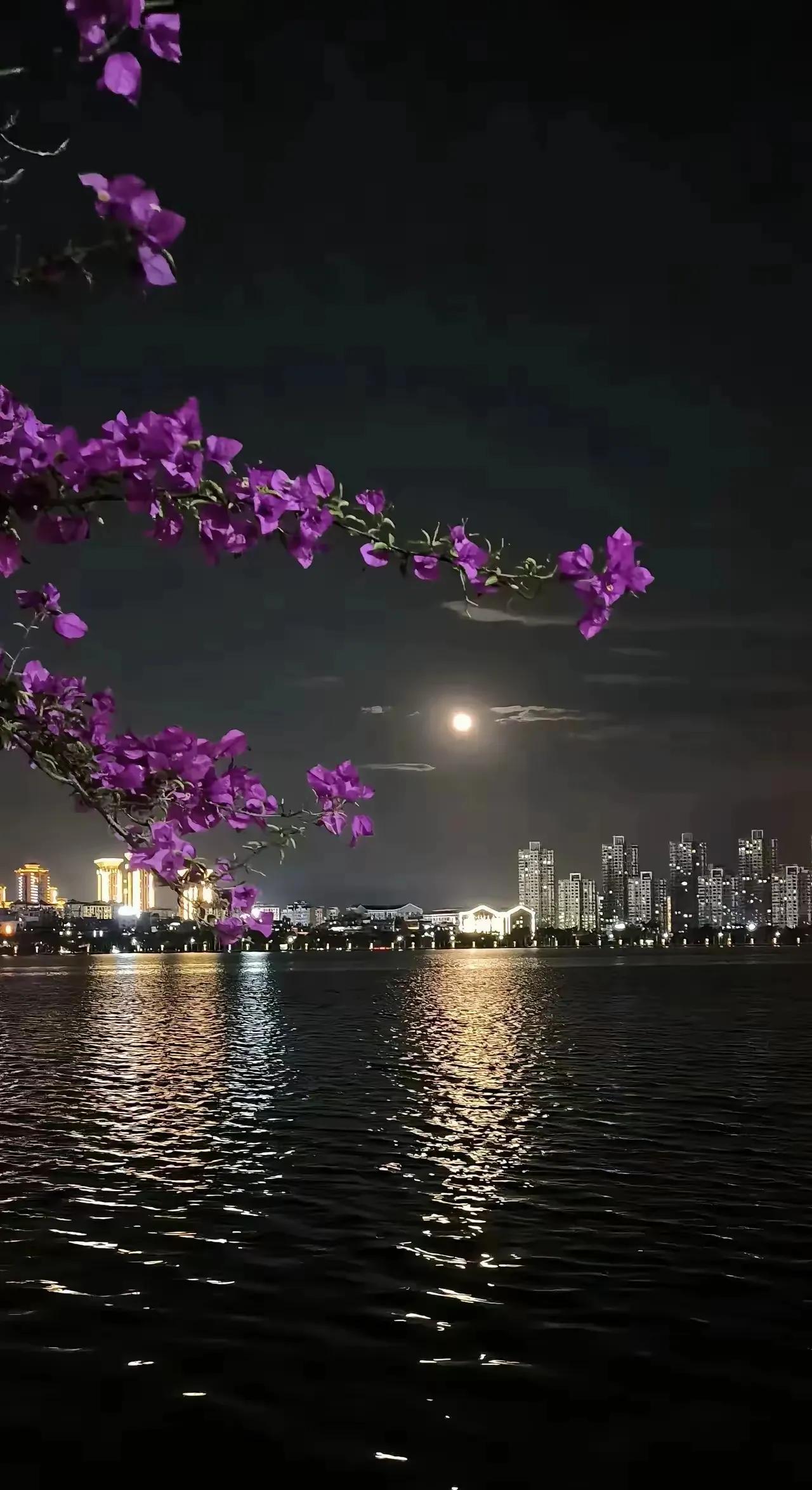 北大才子刘震云语出惊人：
亲人，别争利益；夫妻，别翻旧账；朋友，不共钱财；同事，
