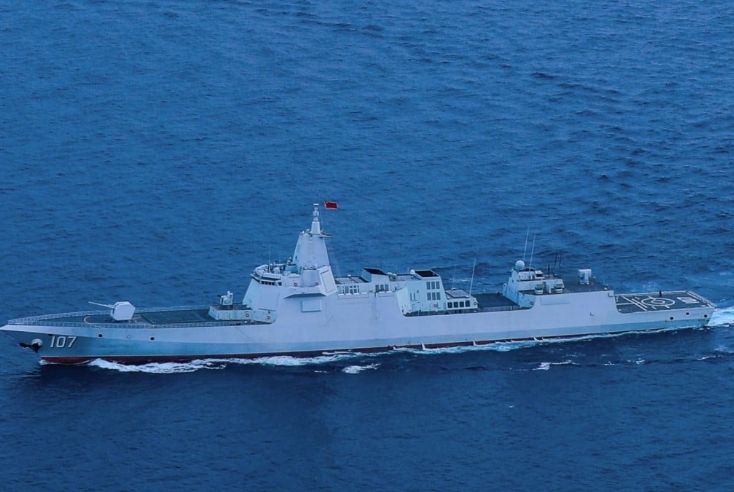 中国海军055型驱逐舰遵义舰编队在澳大利亚和新西兰附近海域进行了大规模的远洋训练