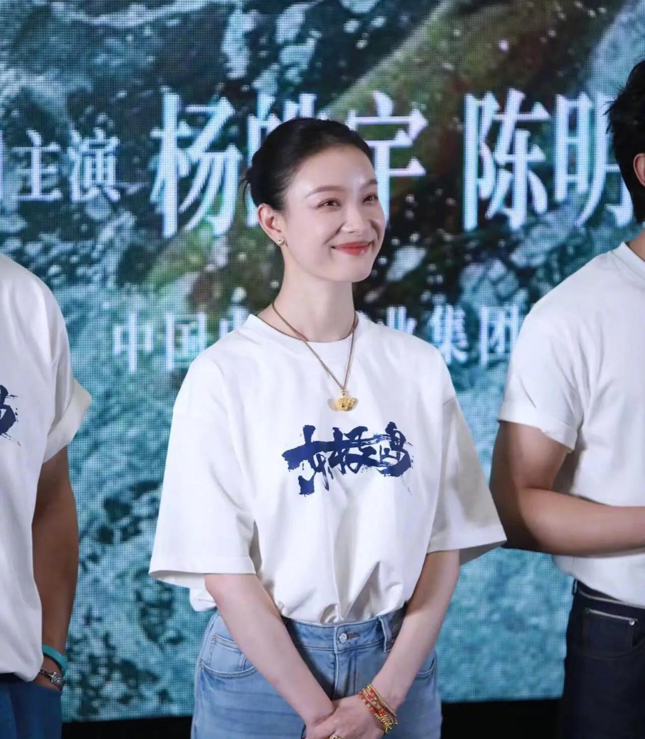没有理由，就是很喜欢她。
任何时候，任何场合，都闪闪发光。
而且完全不做作，不矫