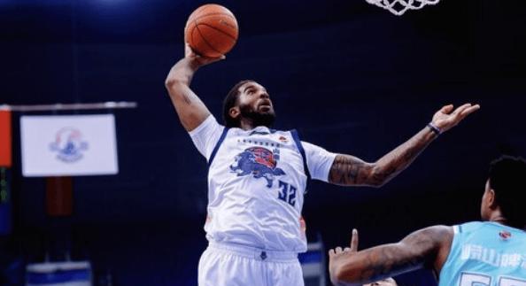 山东男篮确实陷入了一个困境，上赛季引以为傲的防守没有打出来，进攻也没有那么好，进