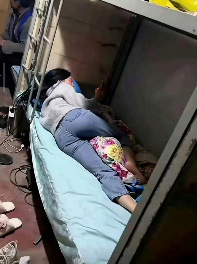 这么漂亮的女孩在工地干活？这安全吗？感觉是摆拍 ​