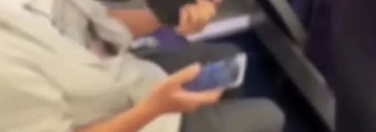 霸座的理直气壮，座位被占却要卑躬屈膝。
女子的座位被一名男子占了，上前理论，
