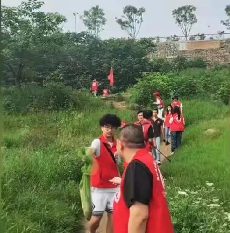 等传到河边，鱼都要臭了吧！200多名志愿者放生一条鱼，据说传鱼增值。这放生操作我