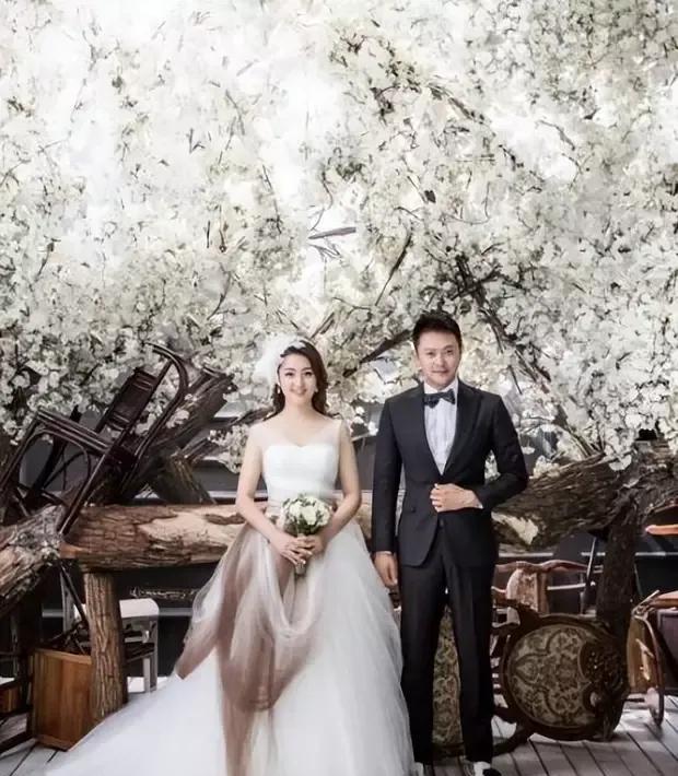 在悲痛中送走父亲，她单身带着儿子。
印小天与哈琳娜离婚8年了，两人走上了截然不同