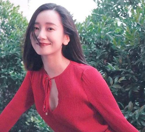 张月貌美如花，却常给大咖作配，实在可惜。五年前她因《三十而已》林有有一角遭全网骂