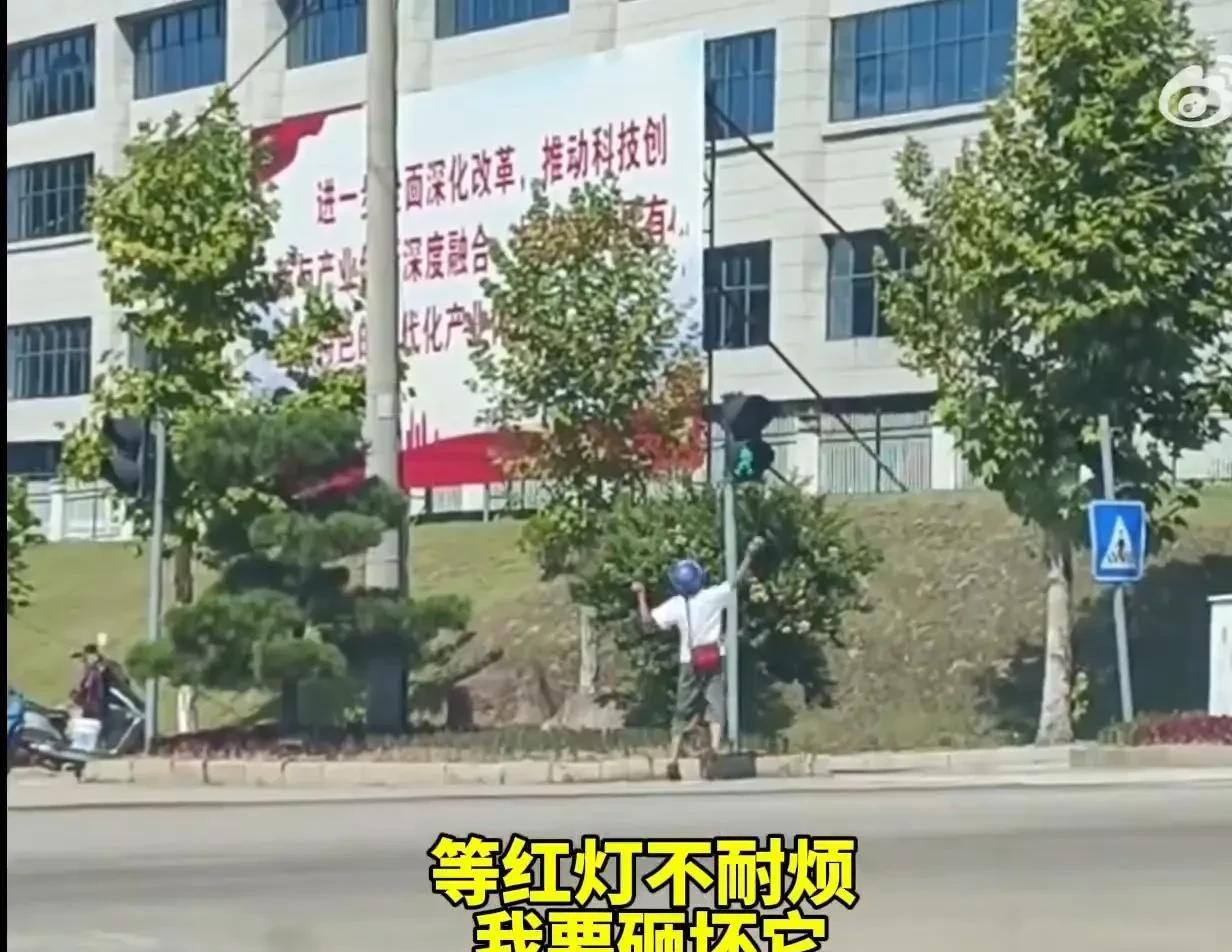 这真的是让人无法理解。
你敢想吗？你敢信吗？
7月30日，江西德兴市。
男子等红