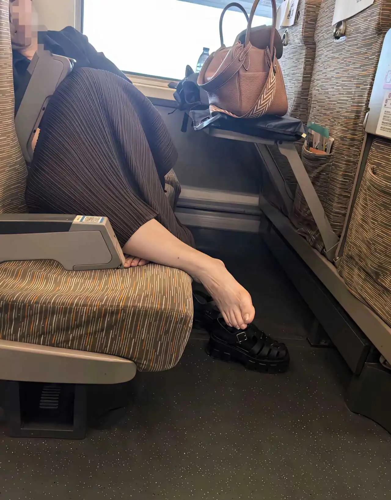 在高铁上遇到这样的行为 你会怎么办？