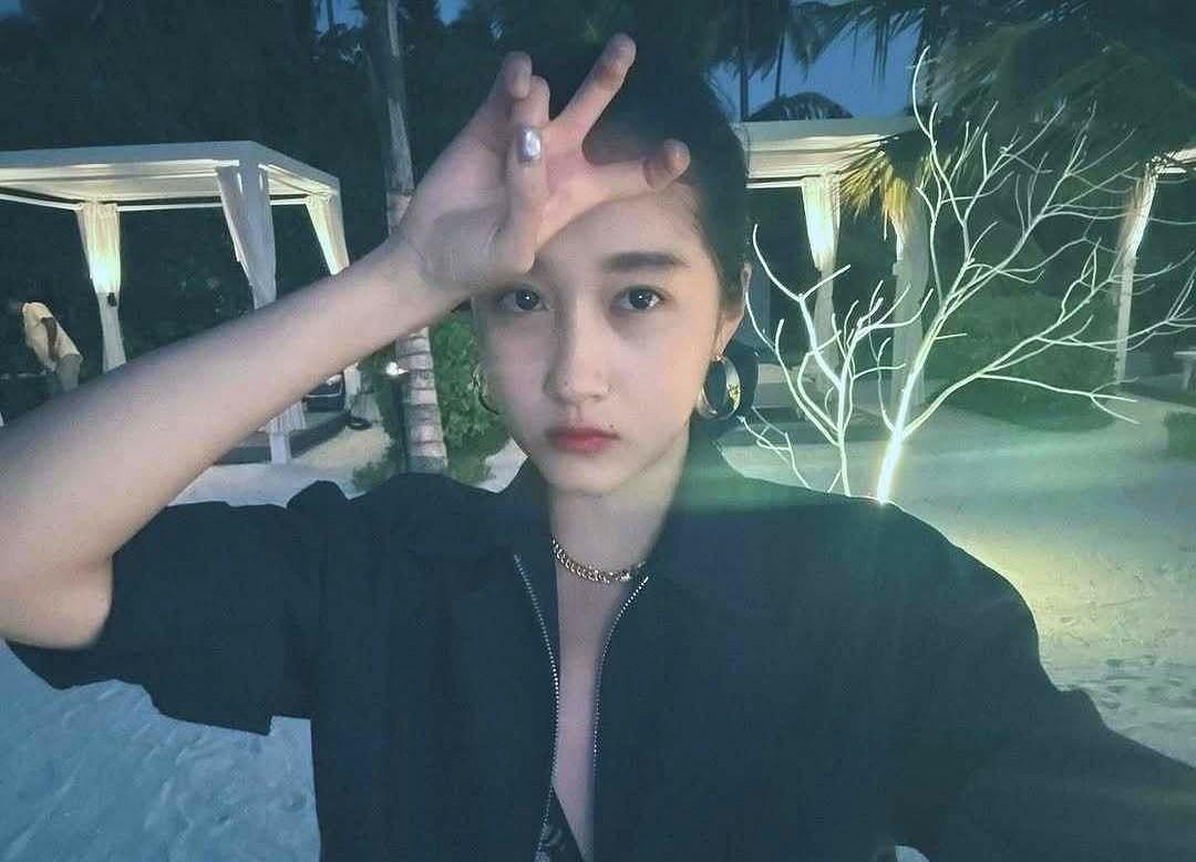 9月8日，关晓彤分享海边度假照！
她新剧刚杀青就如此气定神闲，鹿晗演唱会一结束，