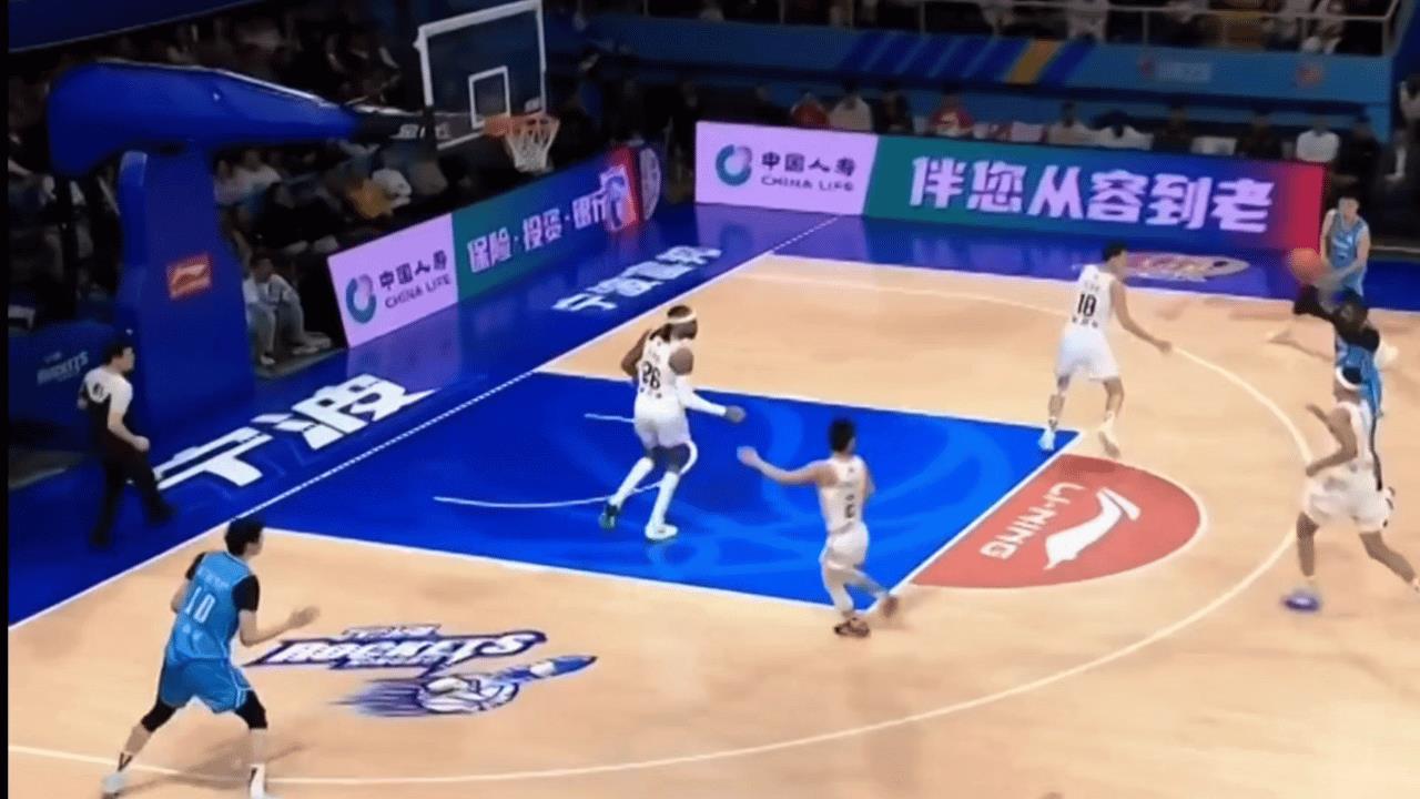 这个球，三人连线从抢断到完成扣篮得分，仅仅用了7秒。
