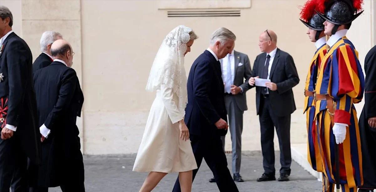 比利时国王夫妇梵蒂冈“白袍加身”！王后享稀有特权，与教皇密谈乌克兰危机！
当欧洲