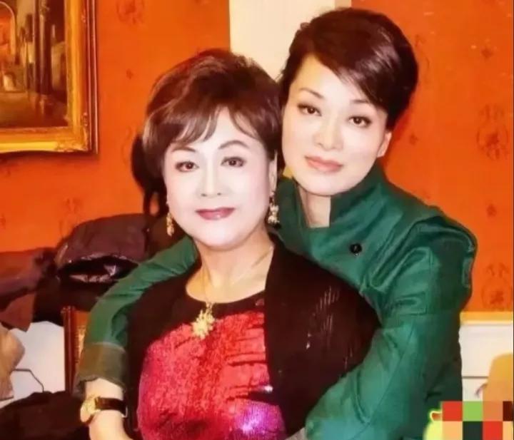 90年代，毛阿敏和李谷一两人虽无直接师徒名分，但两人的关系亲如姐妹