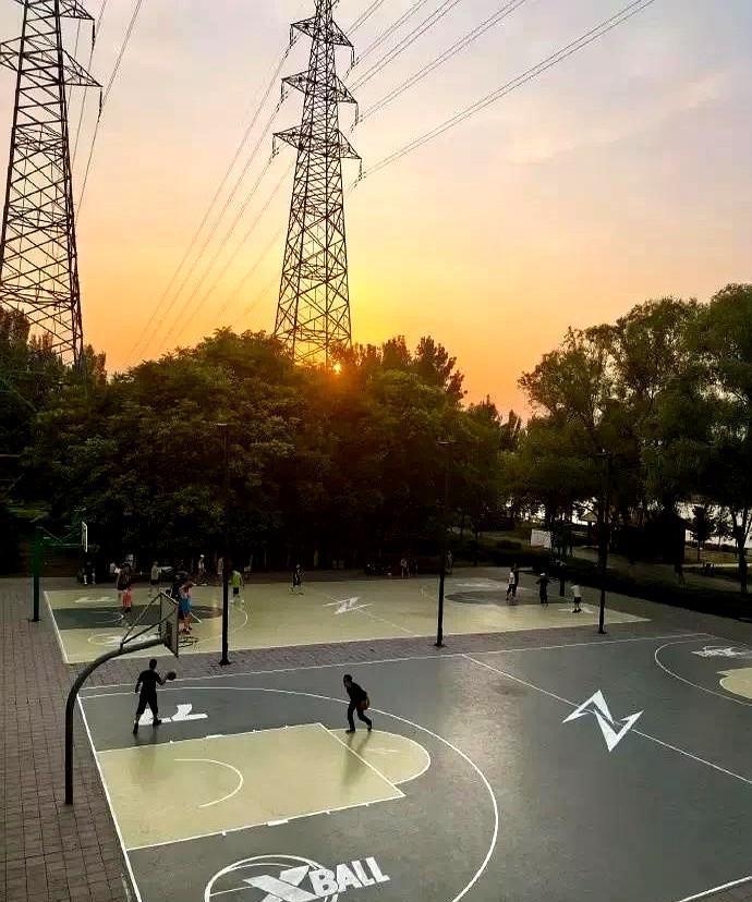 张镇麟给沈阳新建了两块篮球场地，篮球迷们又有打篮球的好地方了
现在去奥林匹克公园