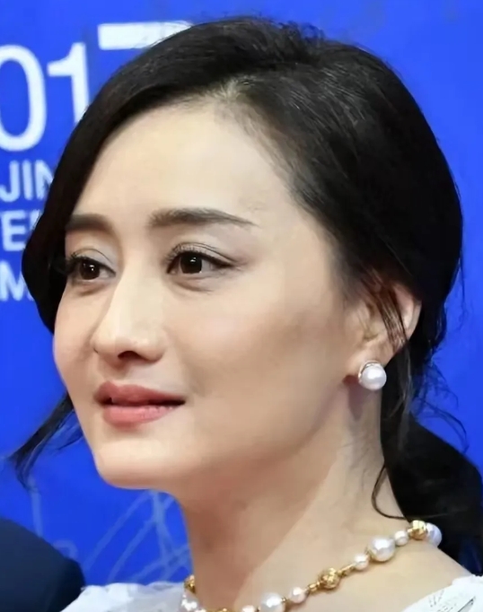 陈德容的长相，重点在眼睛
这种干层饼的杏核眼
年轻时候吸引人
但问题是不禁老，还