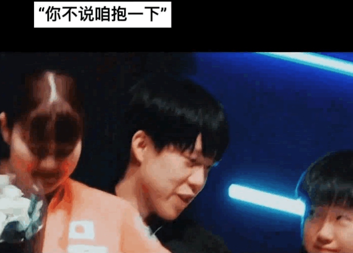 这届网友太能挖了，
原来多哈世乒赛莎头混双夺冠颁奖仪式上还有这么有趣的一幕，他俩