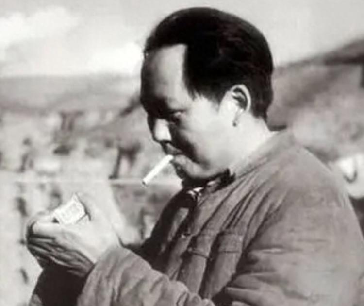 他曾当众批评毛主席，主席被说得哑口无言，蹲在一边吧嗒吧嗒地抽烟
他曾在大家面前直