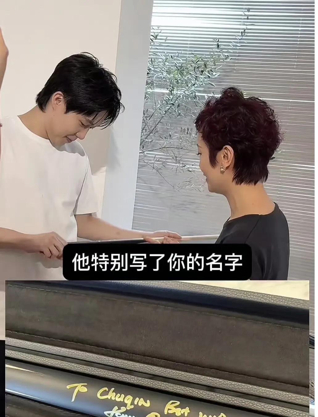 “爱不释手”看到王楚钦拿到他的偶像奥沙利文赠送的亲签球杆时，我能想到的就是这个成